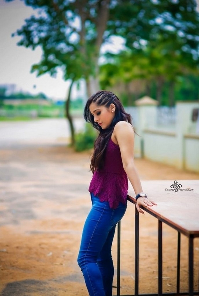 Anchor Rashmi Gautam looks cool in maroon color top