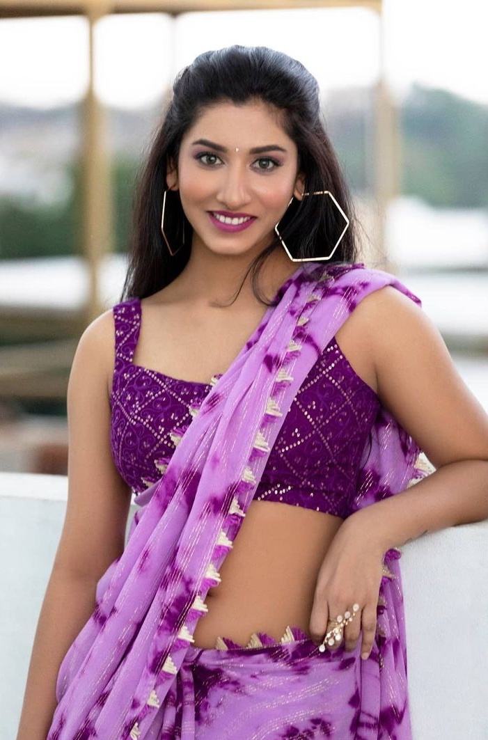 Tv Anchor Vishnu Priya Hot Poses In Saree Glam Actress