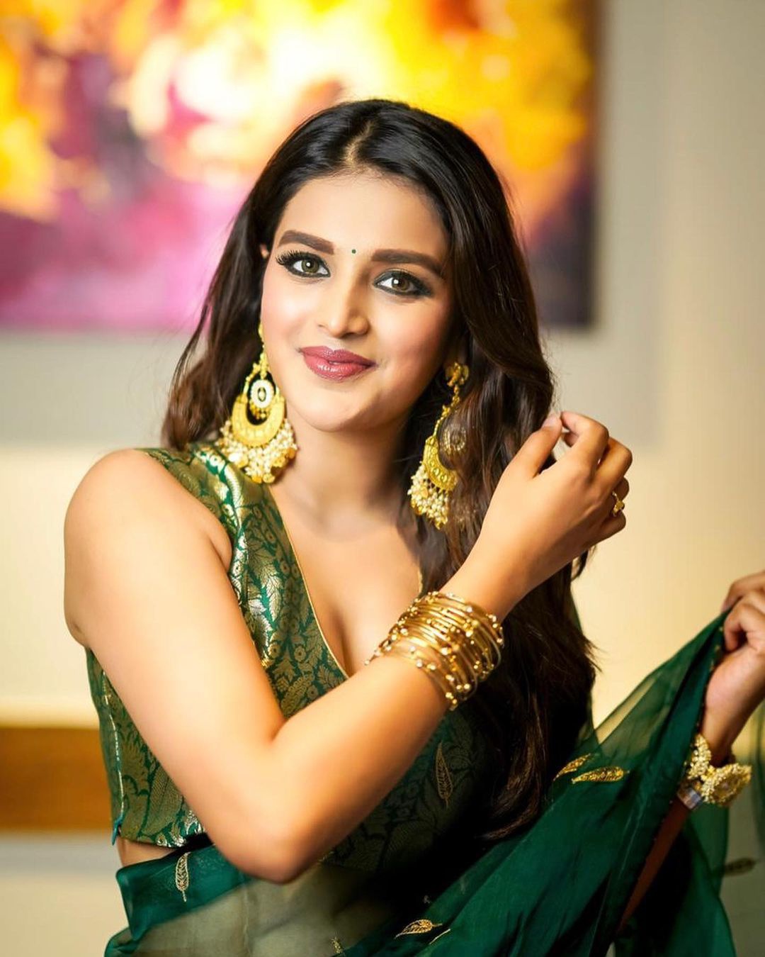 Nidhhi Agerwal latest stills in green color pattu saree