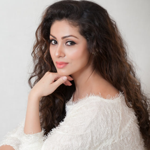 Beautiful actress Sadha recent stills