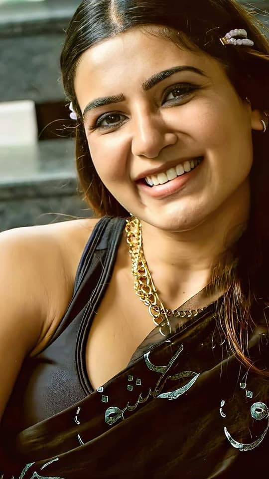Samantha dazzling poses in black saree