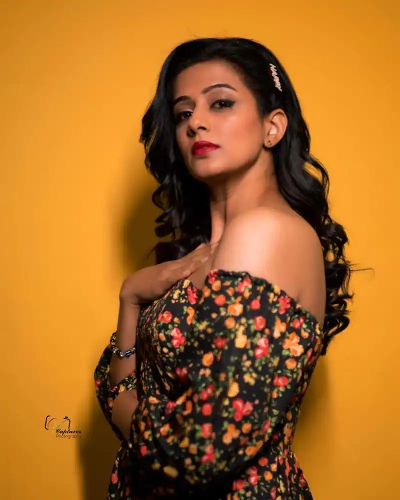 Priyamani latest photoshoot in black color gown