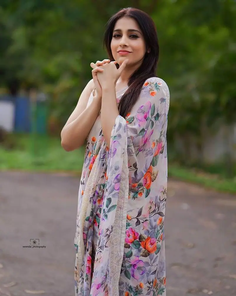 Anchor Rashmi Gautham latest photoshoot in purpule color designer saree