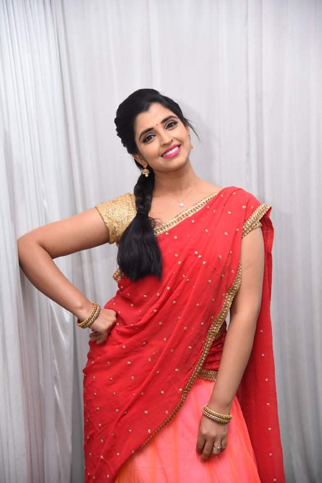Anchor Shyamala stills in pink and red color half saree