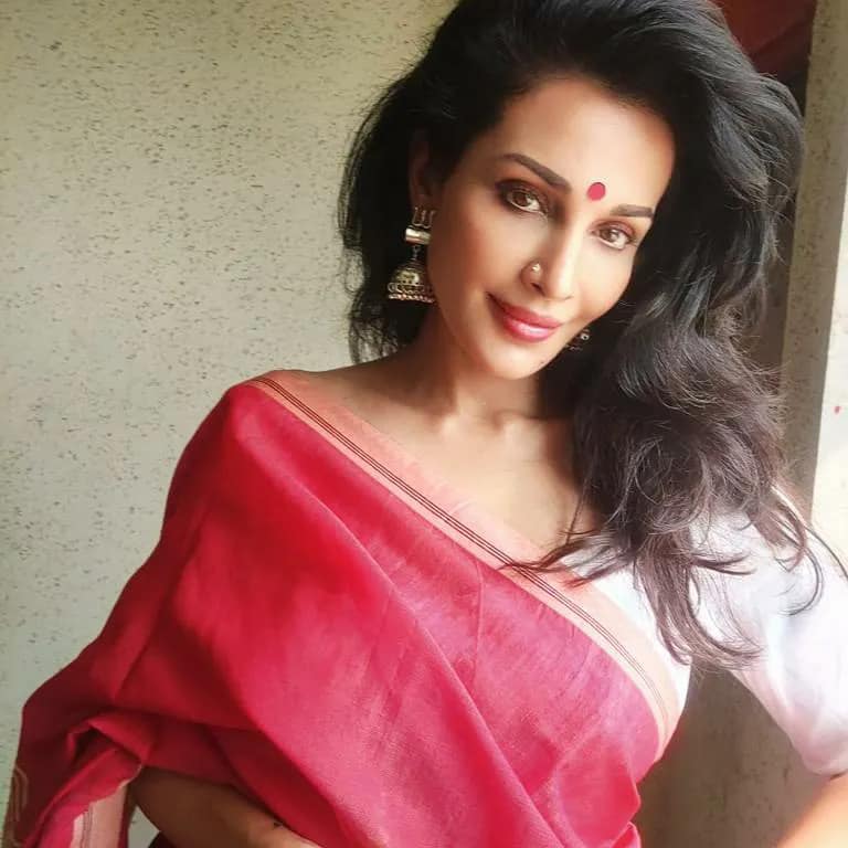 Asha Saini AKA Flora Saini Stills In Saree - Glam Actress