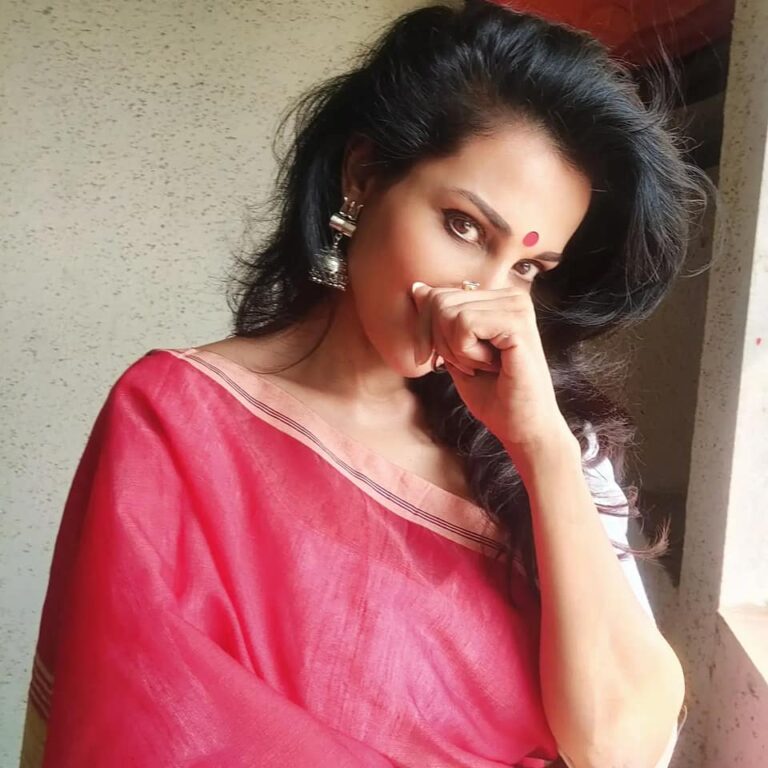 Asha Saini AKA Flora Saini Stills In Saree - Glam Actress