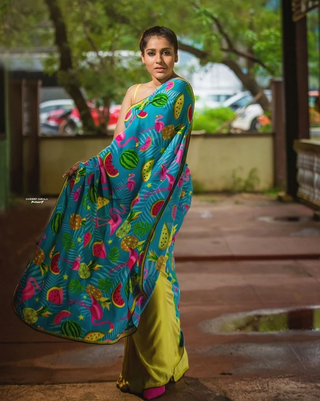 Anchor Rashmi Gautham stills in floral saree - Glam Actress