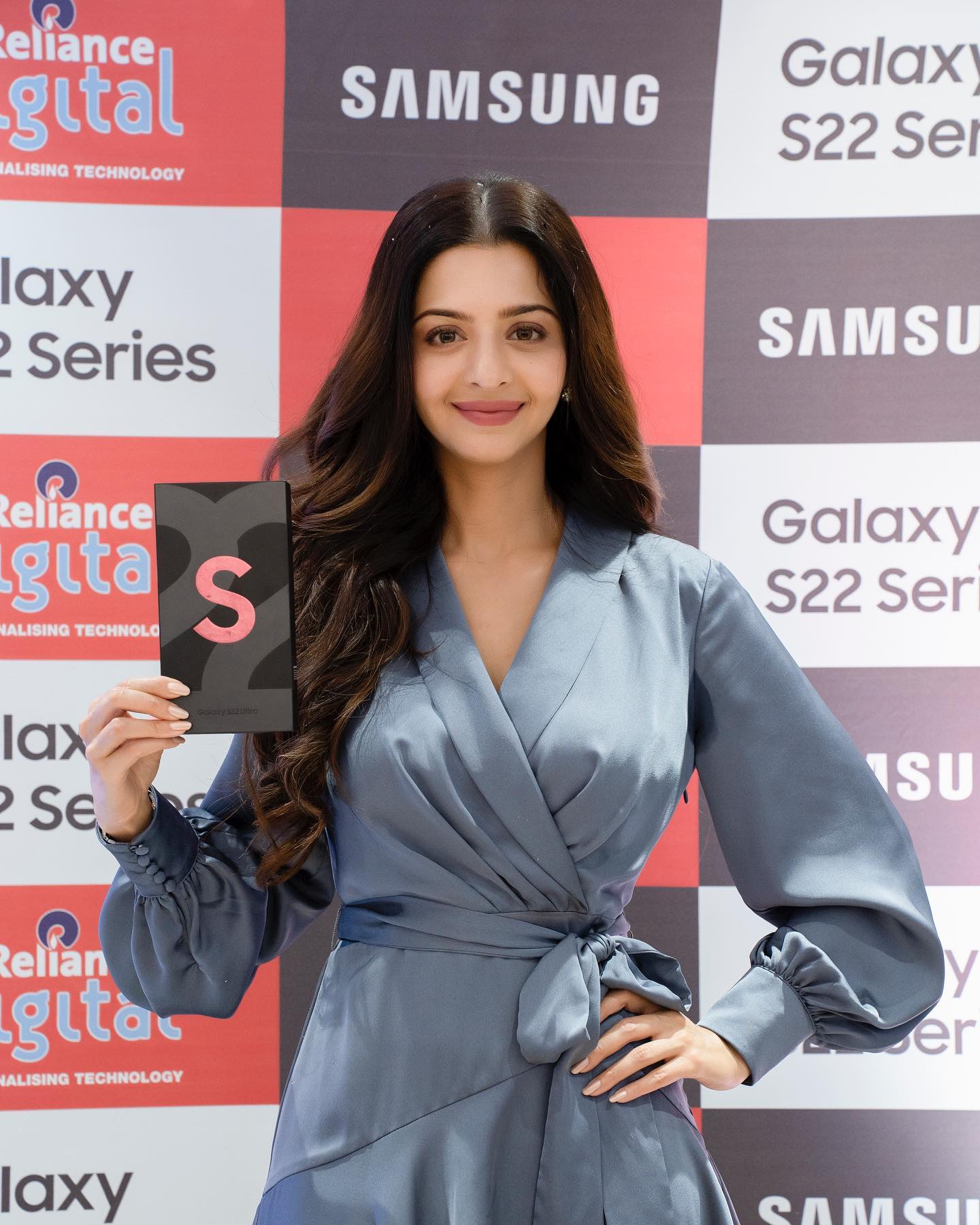 Vedhika launchs Samsung S22 series at the Reliance Digital store, Bangalore