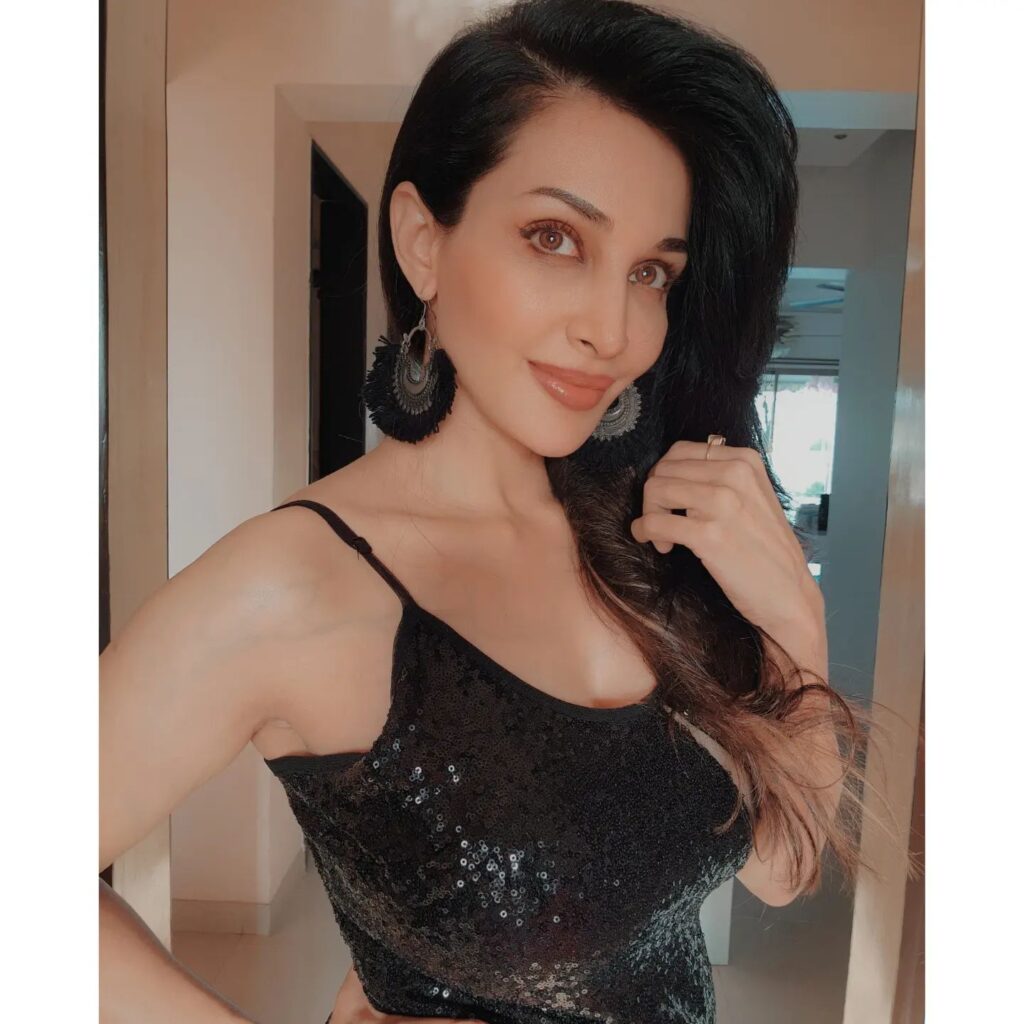 Flora Saini 10