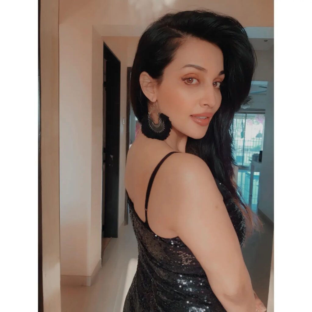 Flora Saini 4 2