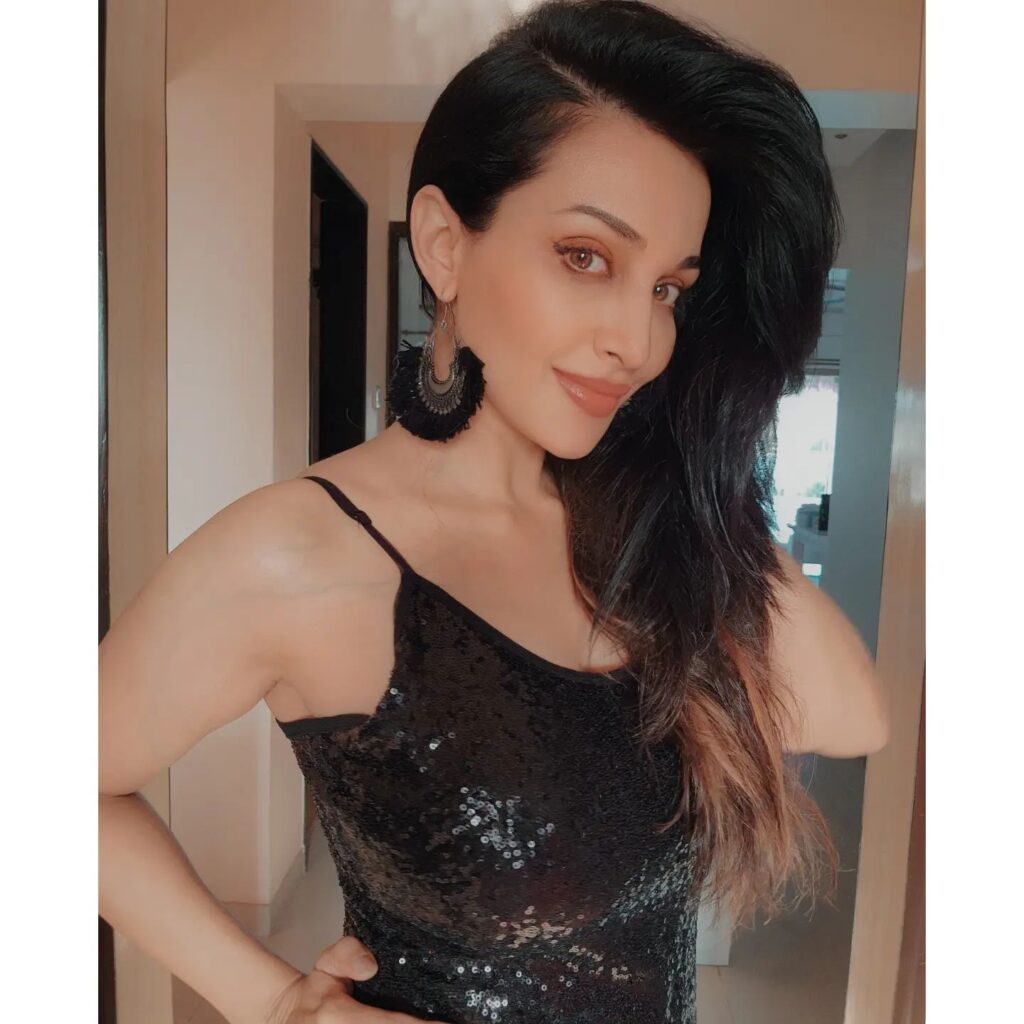 Flora Saini 6 2