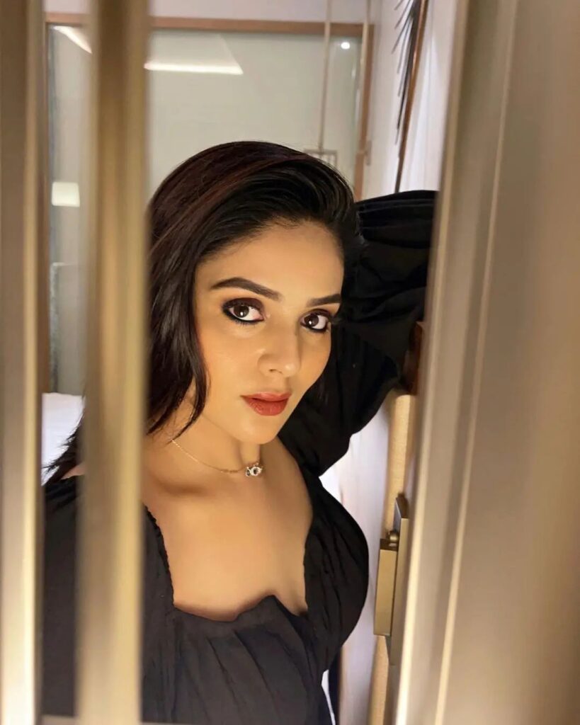 Sreemukhi 10