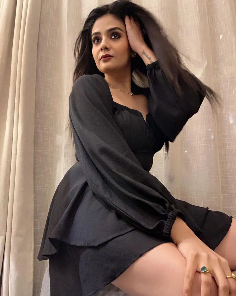 Sreemukhi 9