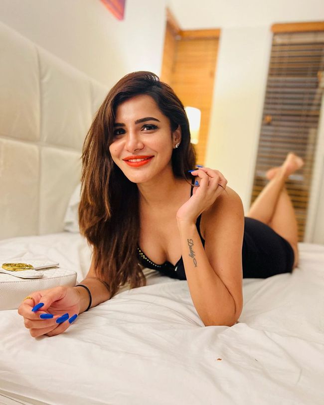 Vivacious looks of Ashu Reddy on bed