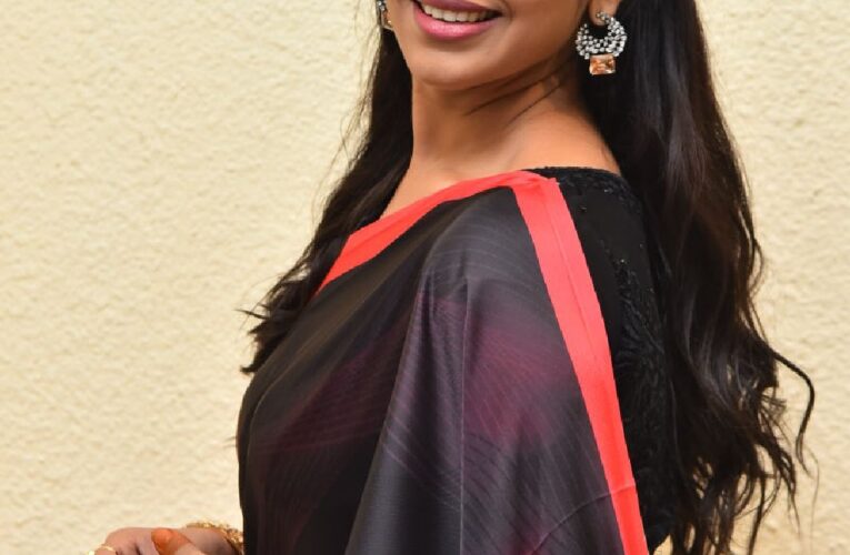 Syamala stills in saree during at Ladki pre-release event