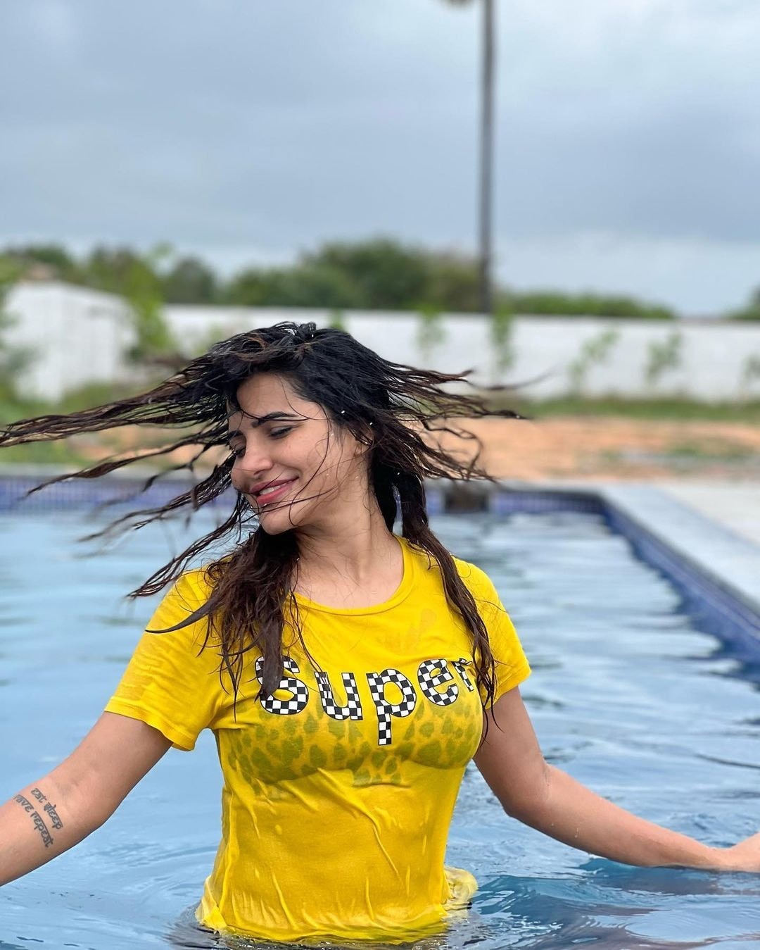 Ashu Reddy alluring poses in pool