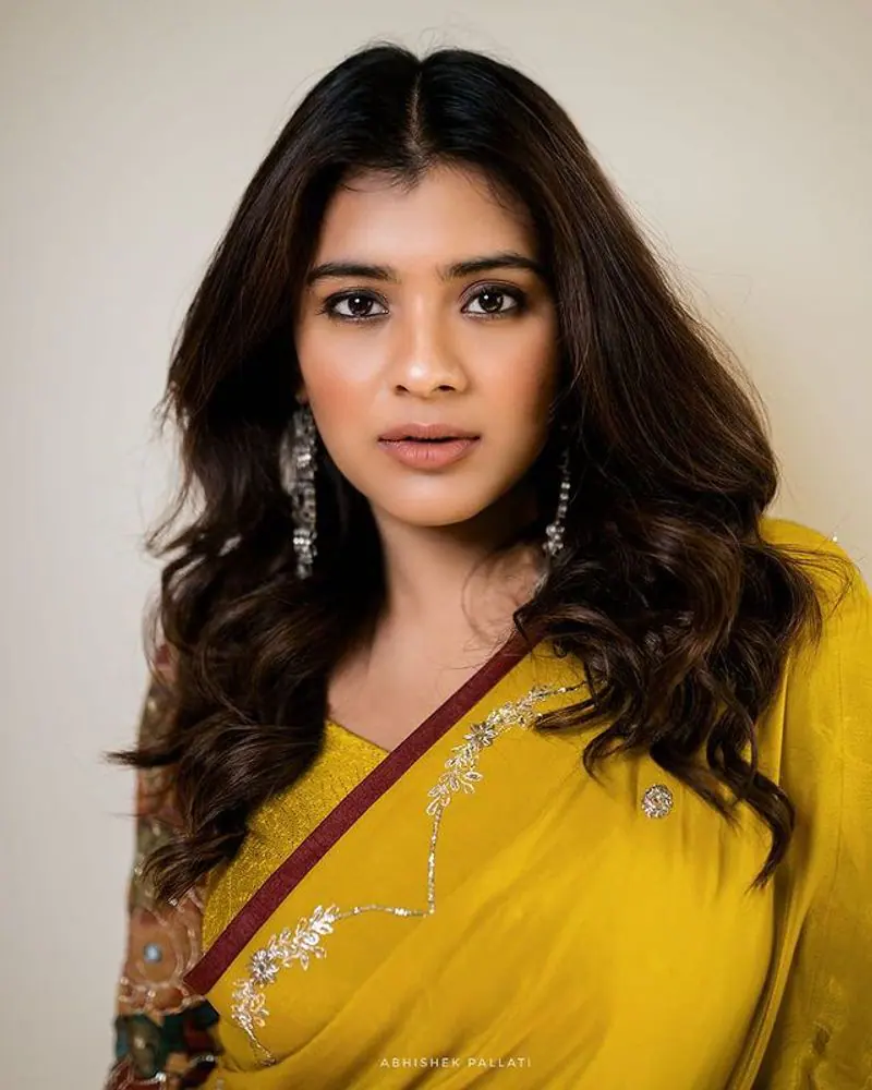 Hebah Patel stills in yellow color saree