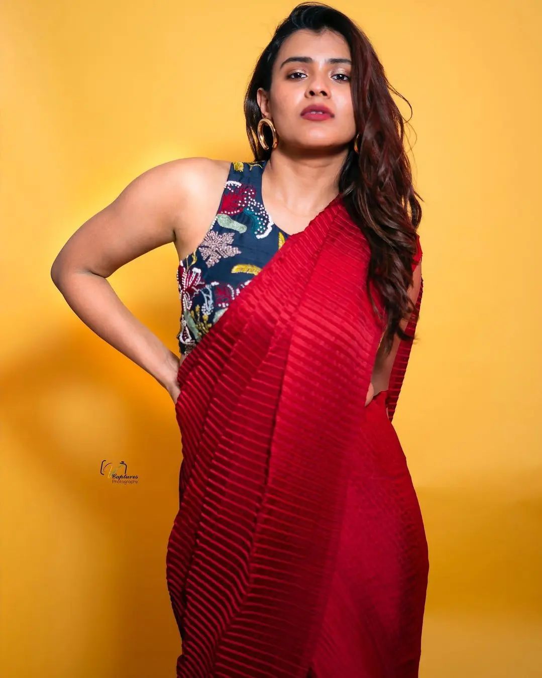 Exquisite looks of Hebbah Patel in red saree