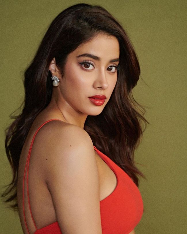 Janhvi Kapoor looks glorious in red gown
