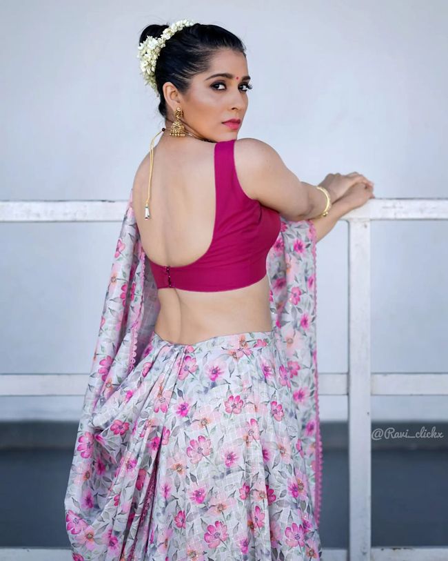 Rashmi Gautam stylish posses in Floral saree