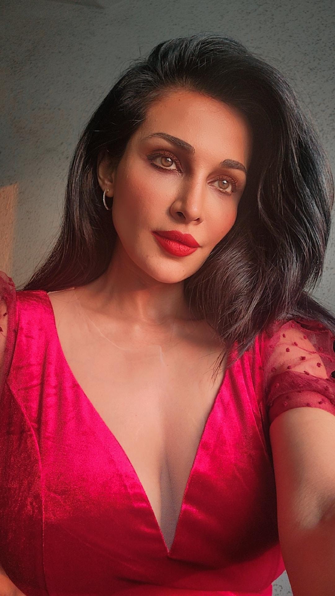 Asha Saini dazzles in lovely red outfit