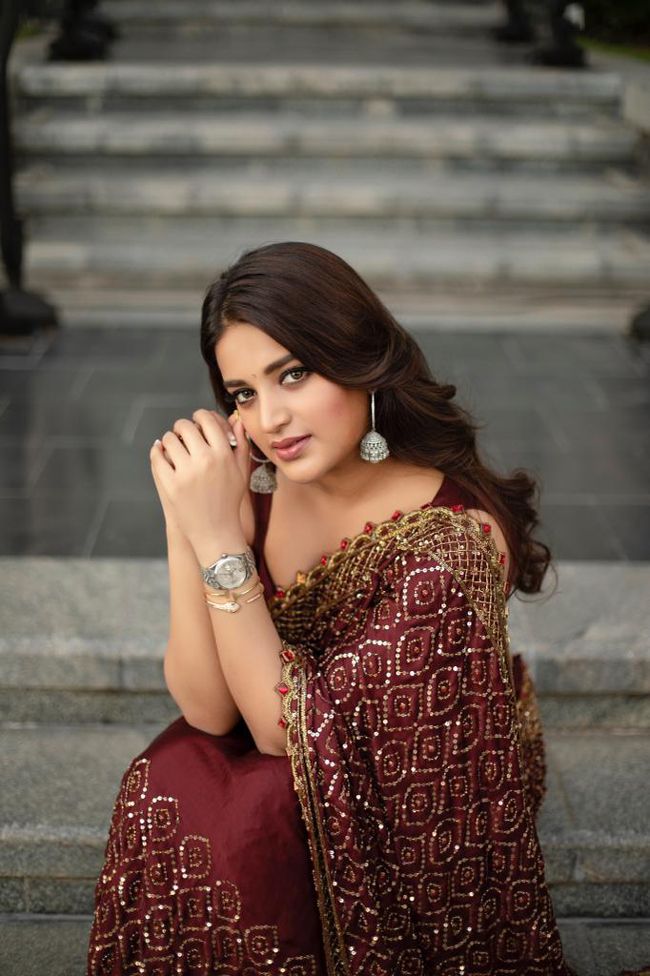 Niddhi Agerwal looks cute in maroon saree