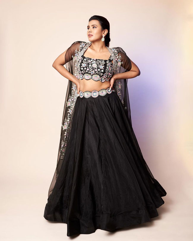 Hebah Patel looks fabulous in black lehenga