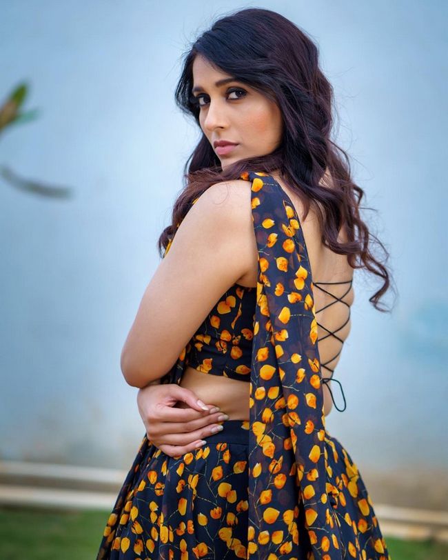 Raashmi Gautham looks hot in chic floral outfit