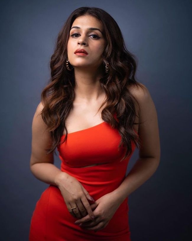 Dazzling Beauty Shraddha Das looks hot in red top