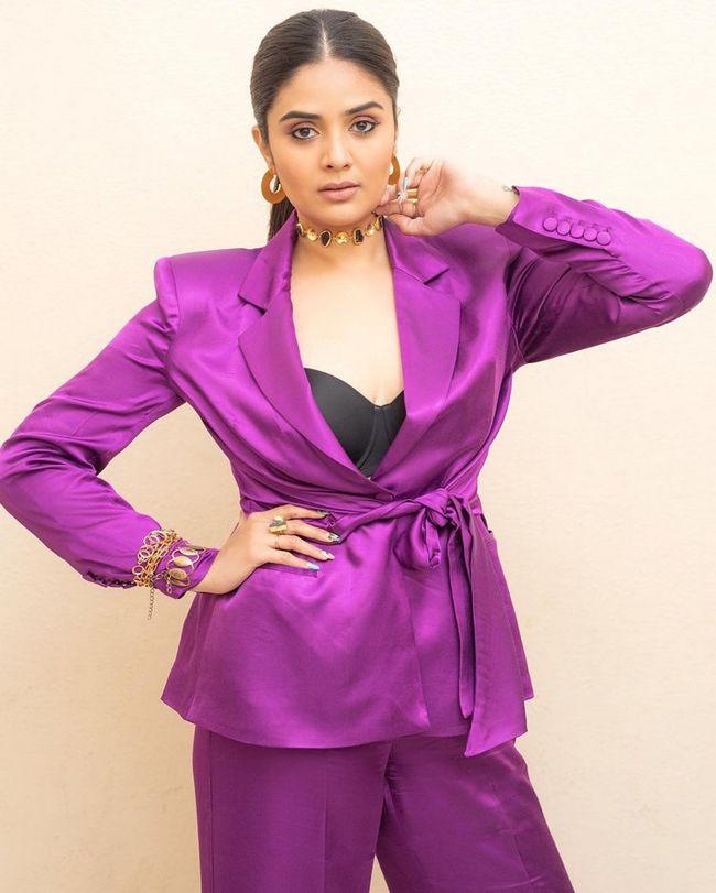 Ravishing looks of Sreemukhi in violet dress