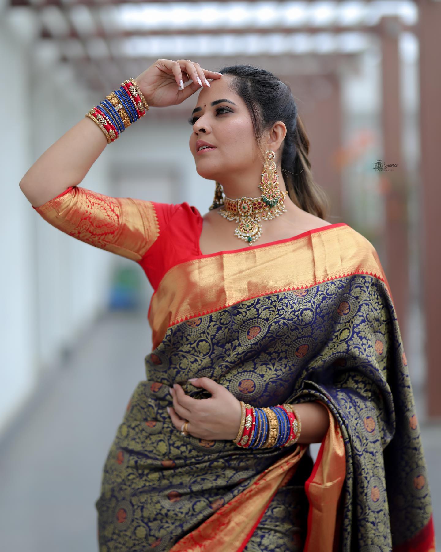 Anasuya Bhardwaj endearing pics in saree