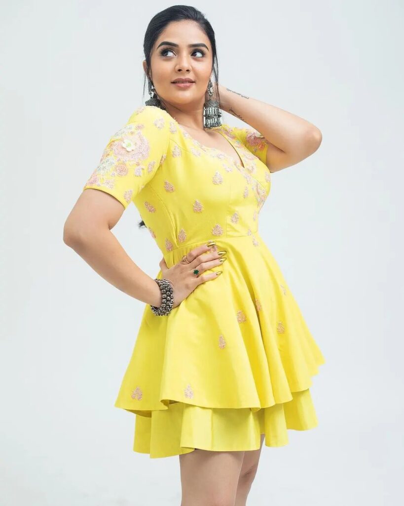 sreemukhi 4 2