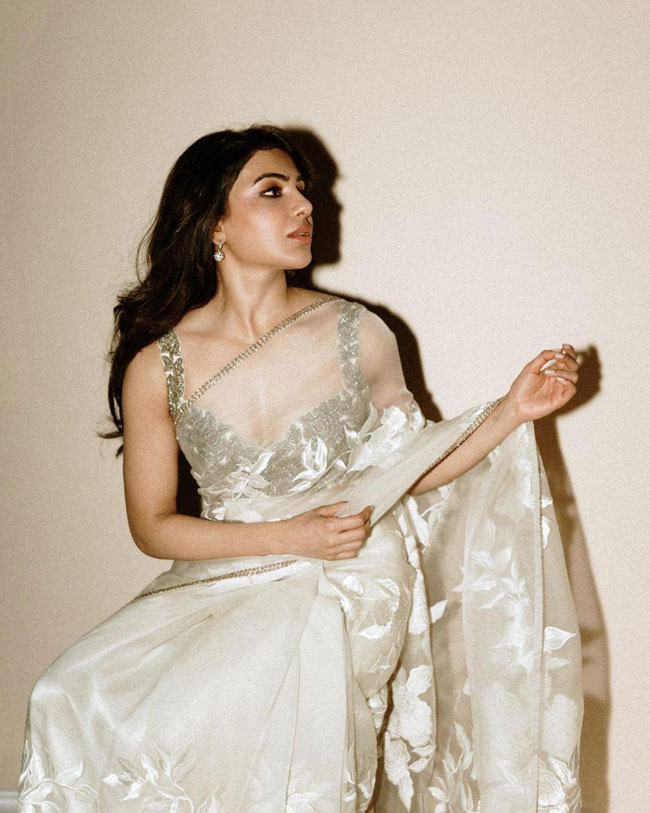 Samantha looks awesome in saree