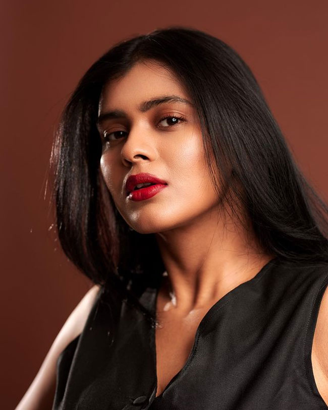 Hebah Patel stills in black suit