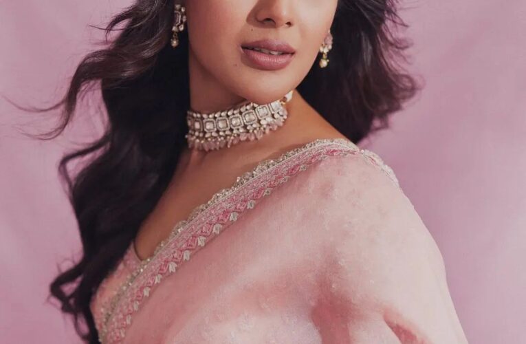Samyuktha Menon looks glamorous in saree
