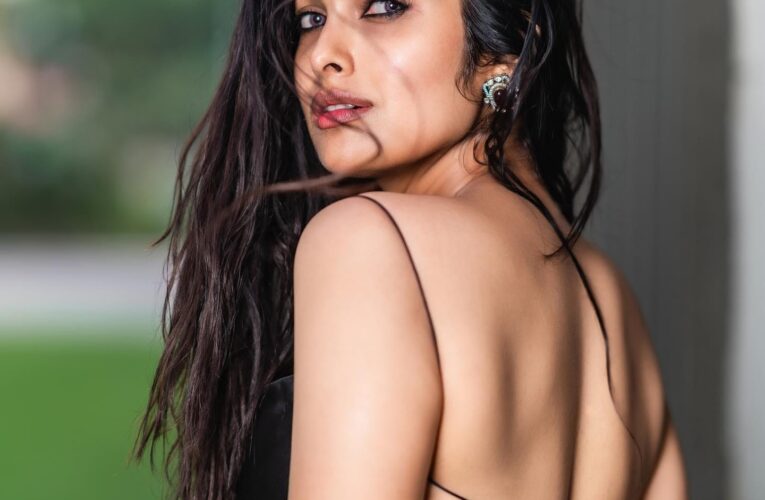 Steamy looks of Divi Vadthya