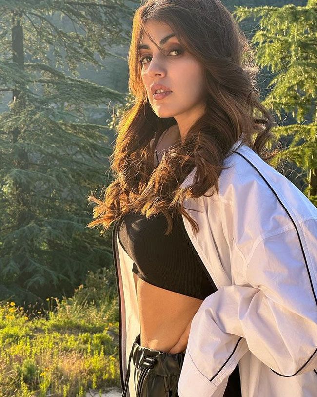 Appealing clicks of Rhea Chakraborty