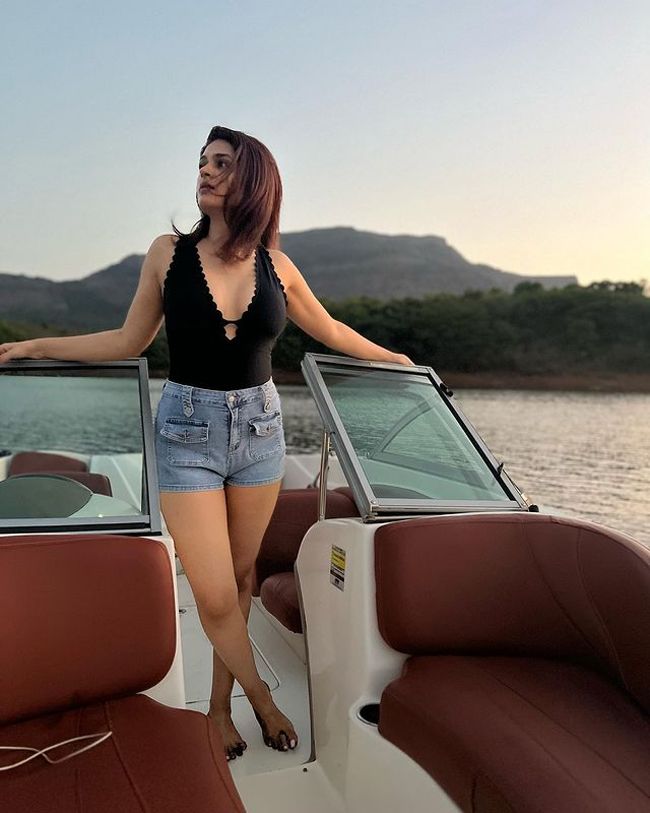 Shraddha Das looks hot during her vacation