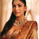 Mrunal Thakur (2)