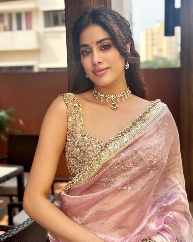 Janhvi Kapoor looks beautiful in saree