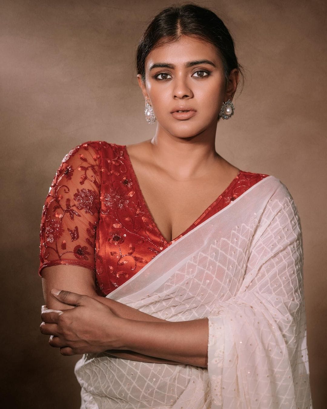 Mesmerising looks of Hebba Patel in saree