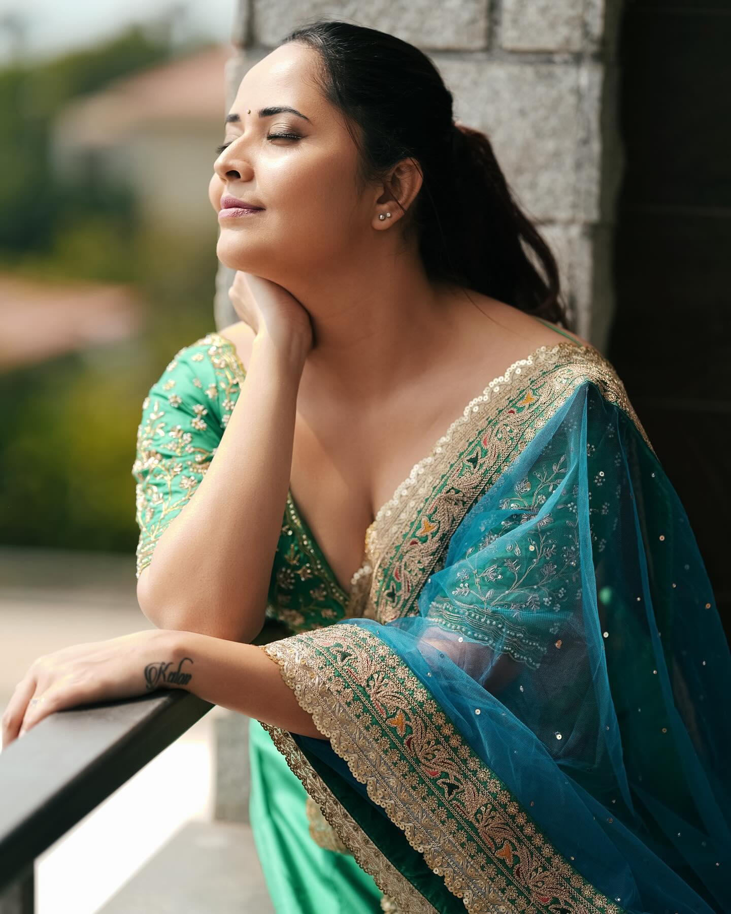 Anasuya Bhardwaj sizzling stills in half saree
