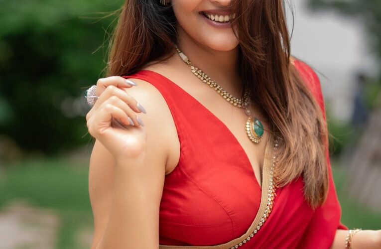 Anasuya Bharadwaj fabulous looks in red saree