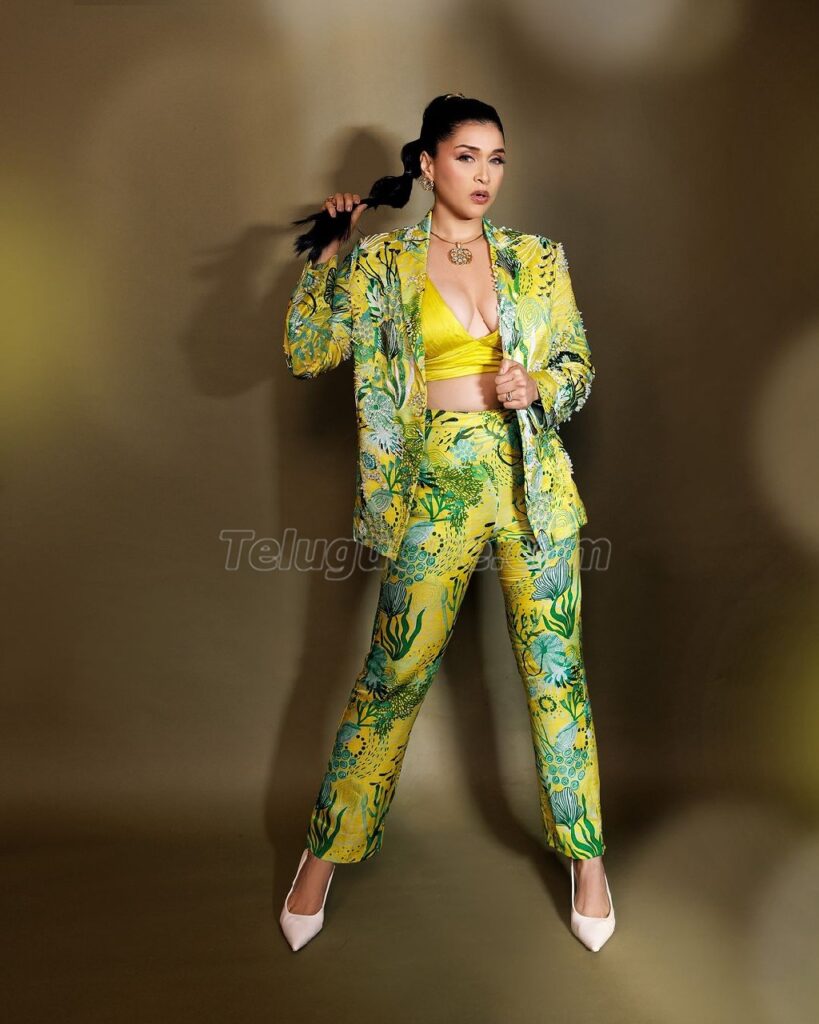 Mannara Chopra 5